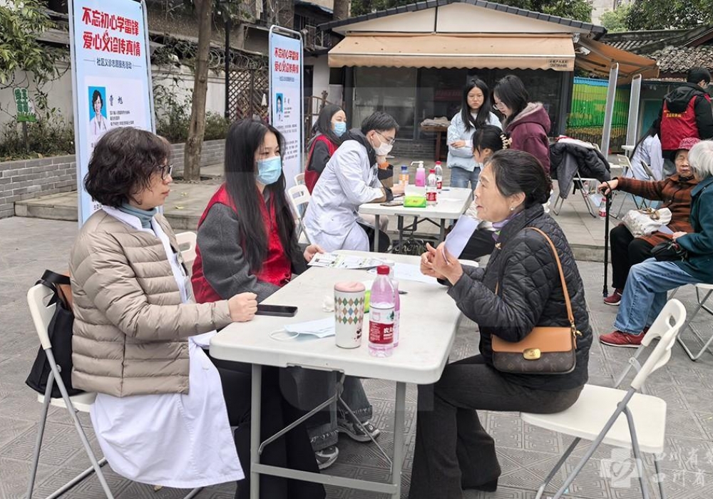 院团委组织开展“不忘初心学雷锋，爱心义诊传真情”义诊活动