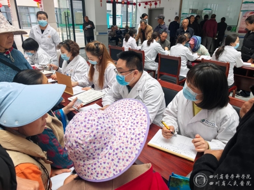 药学部一、二党支部赴西昌开展“党建引领聚合力，义诊服务暖民心”主题党日活动