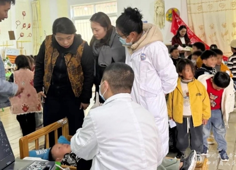 我院开展“万名医护走基层”活动为高原儿童健康义诊
