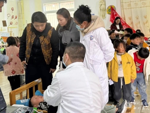 我院开展“万名医护走基层”活动为高原儿童健康义诊
