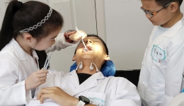 封面新闻：萌娃换装当“小小牙医” ！四川省人民医院上演“查蛀牙”大作战