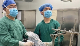 胸外科贾克刚团队成功开展经皮天平拉钩单孔胸腔镜前纵隔肿物切除术