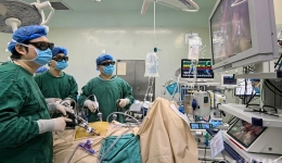 人民网：四川省人民医院成功完成“镜面人”肝门胆管癌根治术