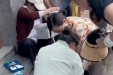 川观新闻：天府榜样丨医者仁心！游客在峨眉山金顶晕倒，医务工作者携手紧急救援