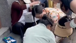 川观新闻：天府榜样丨医者仁心！游客在峨眉山金顶晕倒，医务工作者携手紧急救援