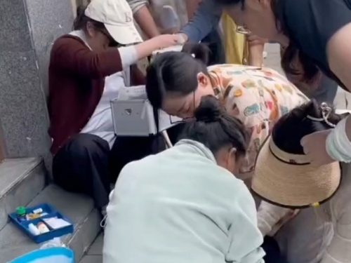 川观新闻：天府榜样丨医者仁心！游客在峨眉山金顶晕倒，医务工作者携手紧急救援