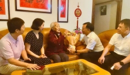院党委副书记周陵看望慰问足球竞彩网抗战老同志李品