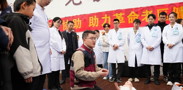 托管赋能医旅协同，我院托管巴中市中心医院后联合走进光雾山开展景区一线急救科普