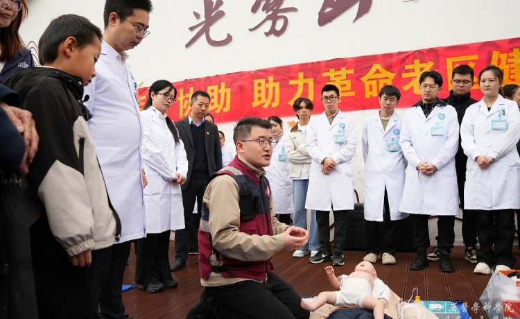 托管赋能医旅协同，我院托管巴中市中心医院后联合走进光雾山开展景区一线急救科普