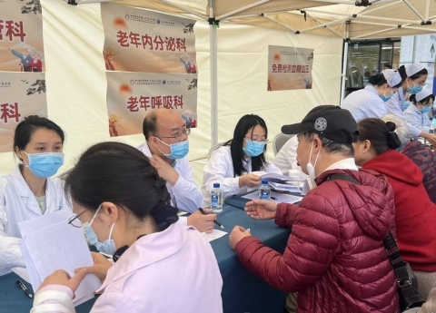 四川省人民医院开展重阳节敬老活动17个科室提供“一站式”健康服务