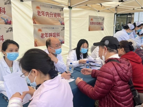 封面新闻：四川省人民医院开展重阳节敬老活动17个科室提供“一站式”健康服务