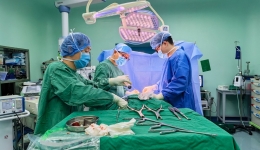 四川观察：男子遭钢筋穿胸 省医院多学科联合开展“毫米级”手术