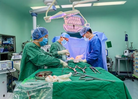 四川观察：男子遭钢筋穿胸 省医院多学科联合开展“毫米级”手术