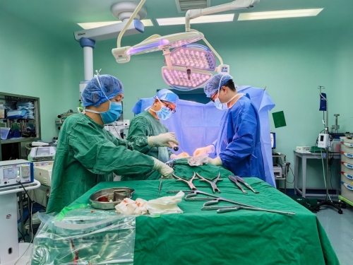 四川观察：男子遭钢筋穿胸 省医院多学科联合开展“毫米级”手术