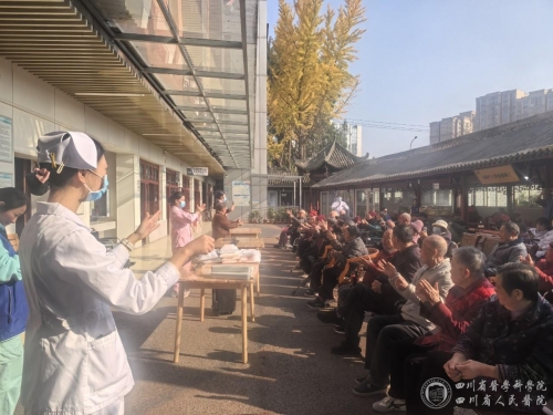 护理规范化培训生党支部、内科规范化培训生党支部联合开展“传承敬老传统美德，弘扬医者仁心仁术”主题党日活动