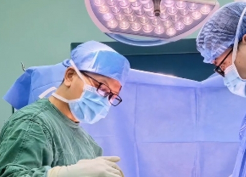 四川观察：男子遭钢筋穿胸 省医院多学科联合开展“毫米级”手术