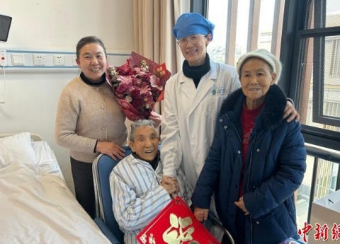 中国新闻网：成都106岁老人完成屈光性白内障手术