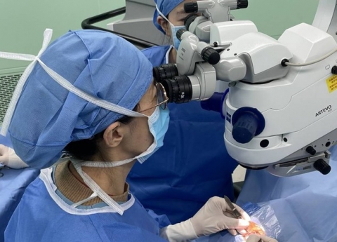 封面新闻：高龄并非手术禁区 四川省人民医院成功为106岁老人实施白内障手术