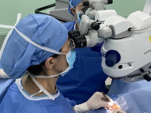 封面新闻：高龄并非手术禁区 四川省人民医院成功为106岁老人实施白内障手术