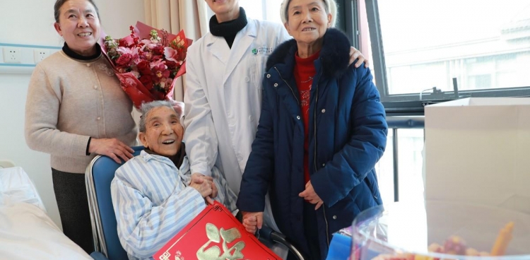 光明没有年龄上限，我院成功为106岁老人实施白内障手术