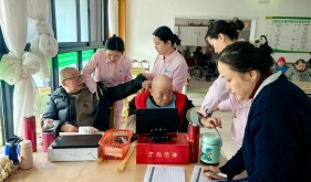 妇科党支部到社区养老中心开展敬老义诊主题党日活动