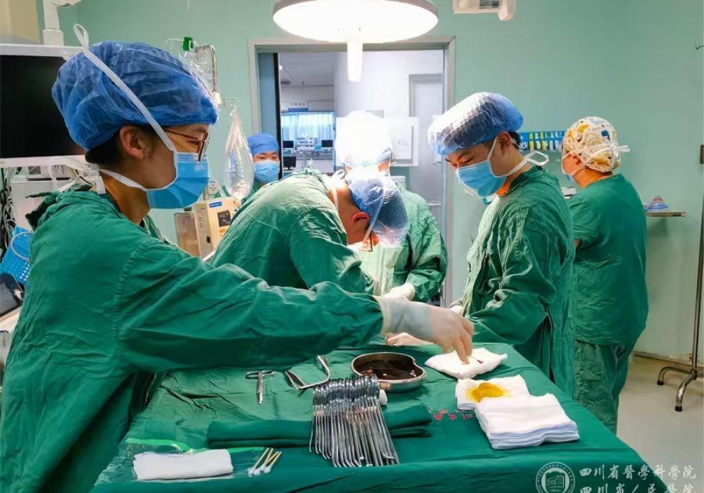 少年脸部遭鞭炮爆震伤，医护人员除夕紧急救治