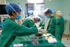 少年脸部遭鞭炮爆震伤，医护人员除夕紧急救治