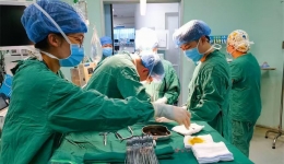 少年脸部遭鞭炮爆震伤，医护人员除夕紧急救治