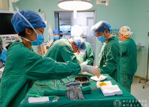 少年脸部遭鞭炮爆震伤，医护人员除夕紧急救治