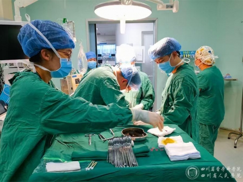 少年脸部遭鞭炮爆震伤，医护人员除夕紧急救治