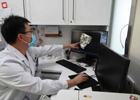 红星新闻：甘肃14岁少年遭鞭炮炸伤面部，还致颅脑损伤，医护团队坚守8天挽救生命