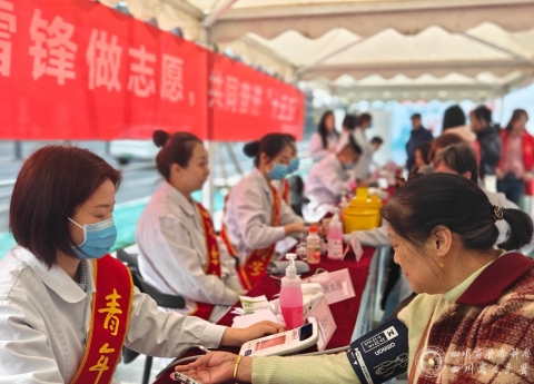 我院开展“省医青年学雷锋，义诊服务为人民”志愿服务活动