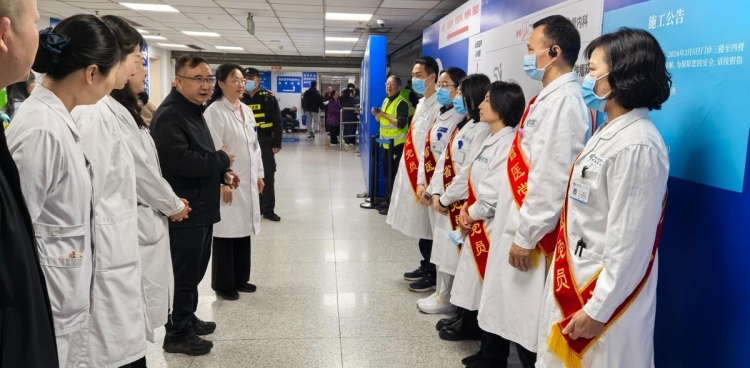 门急诊医技党委、机关党委、后勤党委联合开展“热心导诊助患者 党员先锋见行动”主题党日活动