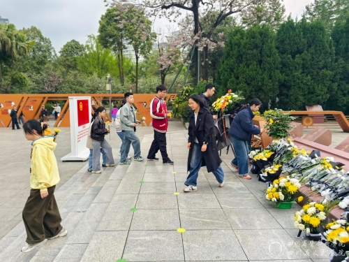 内科规培党支部与护理规培党支部联合开展缅怀先烈主题党日活动