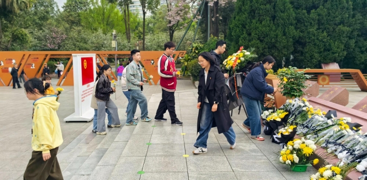 内科规培党支部与护理规培党支部联合开展缅怀先烈主题党日活动