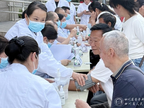 风湿免疫科党支部、中医科党支部联合开展“党建领航促健康，中西协同护基层”主题党日活动