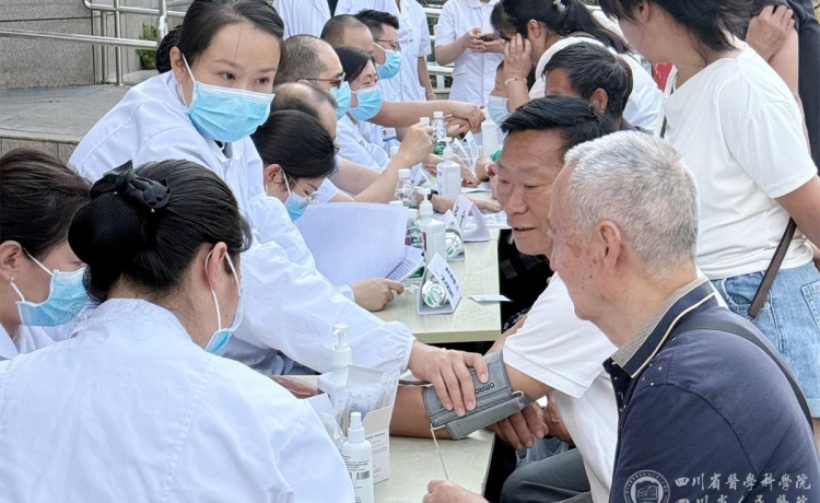 风湿免疫科党支部、中医科党支部联合开展“党建领航促健康，中西协同护基层”主题党日活动