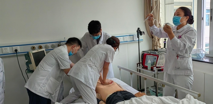 落实医疗核心制度，风湿免疫科开展病房急救专项演练
