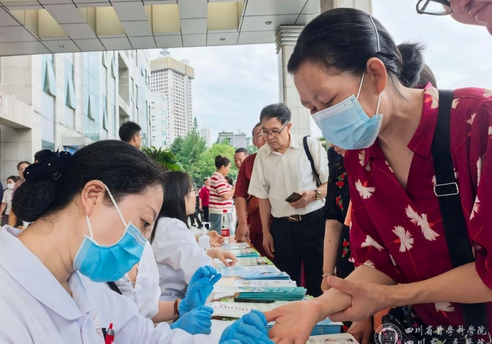 感染内科党支部举行世界肝炎日公益科普义诊暨主题党日活动