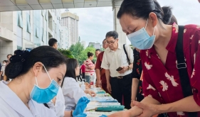 感染内科党支部举行世界肝炎日公益科普义诊暨主题党日活动