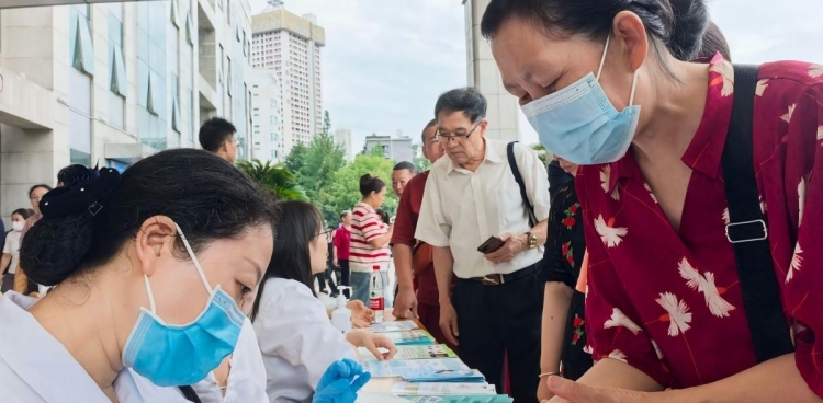 感染内科党支部举行世界肝炎日公益科普义诊暨主题党日活动
