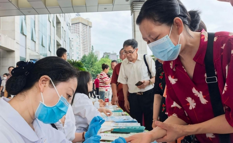 感染内科党支部举行世界肝炎日公益科普义诊暨主题党日活动