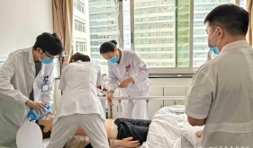 落实医疗核心制度，风湿免疫科开展病房急救专项演练