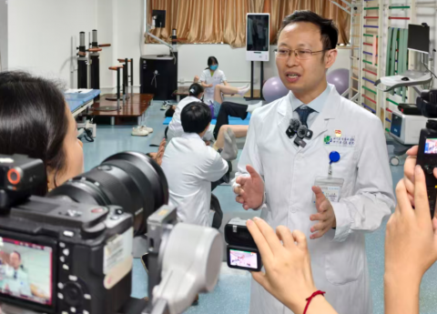 大众健康报：四川省人民医院牵头共建 青少年脊柱侧弯暑期矫正训练营来了