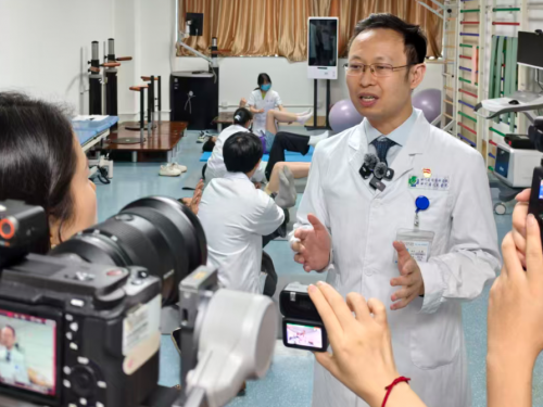 大众健康报：四川省人民医院牵头共建 青少年脊柱侧弯暑期矫正训练营来了