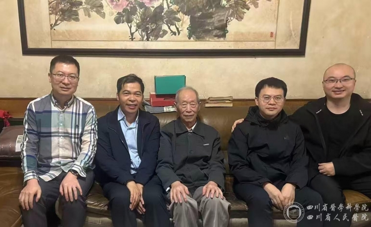 情暖重阳敬前辈、薪火相传话检验 ，临床医学检验中心看望退休老前辈