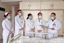 34天全力救治｜闯过重重险境，她终于拥抱女儿